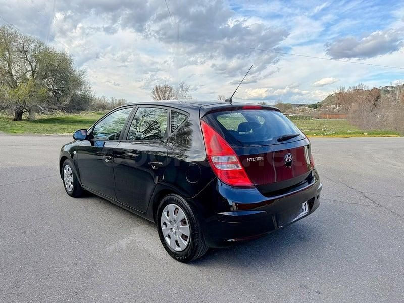 Usado Hyundai i30 Comfort 109 CV (80 kW) 2008 Negro Berlina