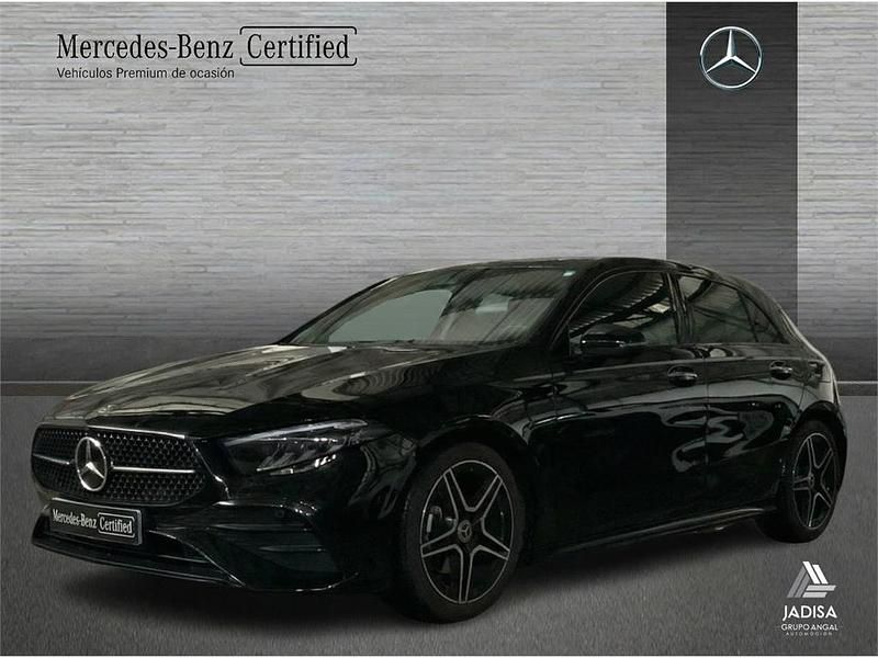 Usado Mercedes A180 AMG line 136 CV (100 kW) 2025 Negro noche Berlina