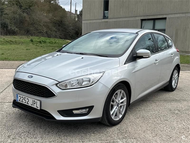 Usado Ford Focus Trend 125 CV (91 kW) 2016 Gris / plata Berlina