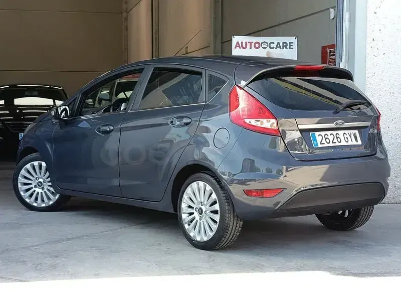 Usado Ford Fiesta Titanium 96 CV (70 kW) 2010 Gris / plata Berlina