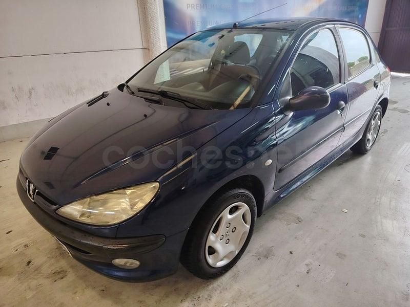 Usado Peugeot 206 70 CV (51 kW) 2001 Azul Berlina