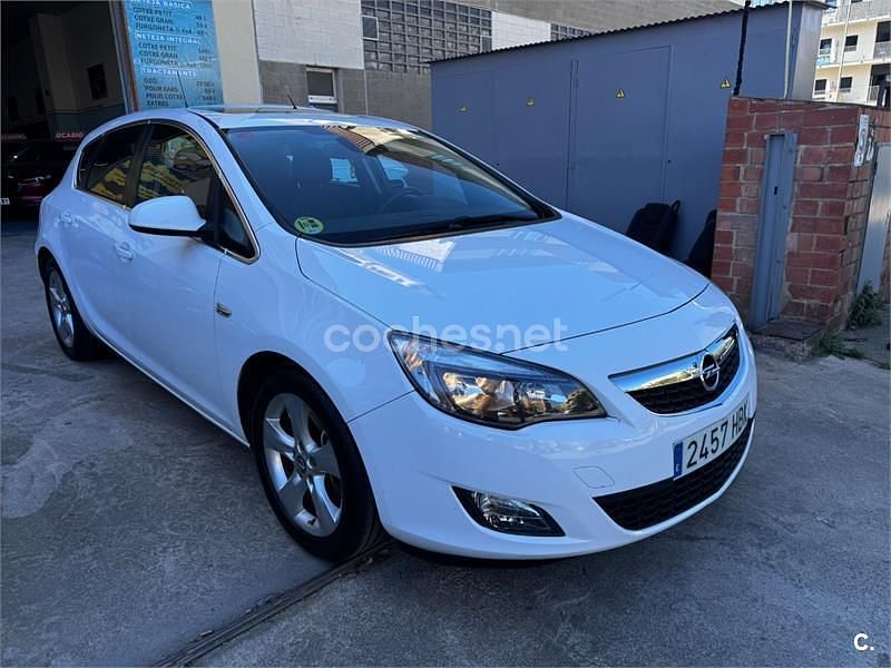 Usado Opel Astra Selective 110 CV (80 kW) 2011 Blanco Berlina
