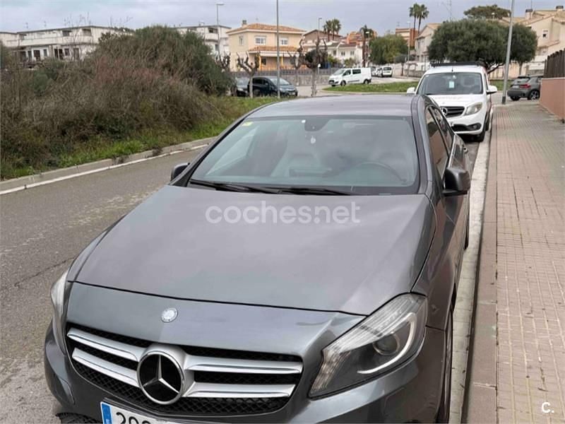 Usado Mercedes A180 Urban 109 CV (80 kW) 2013 Gris / plata Berlina