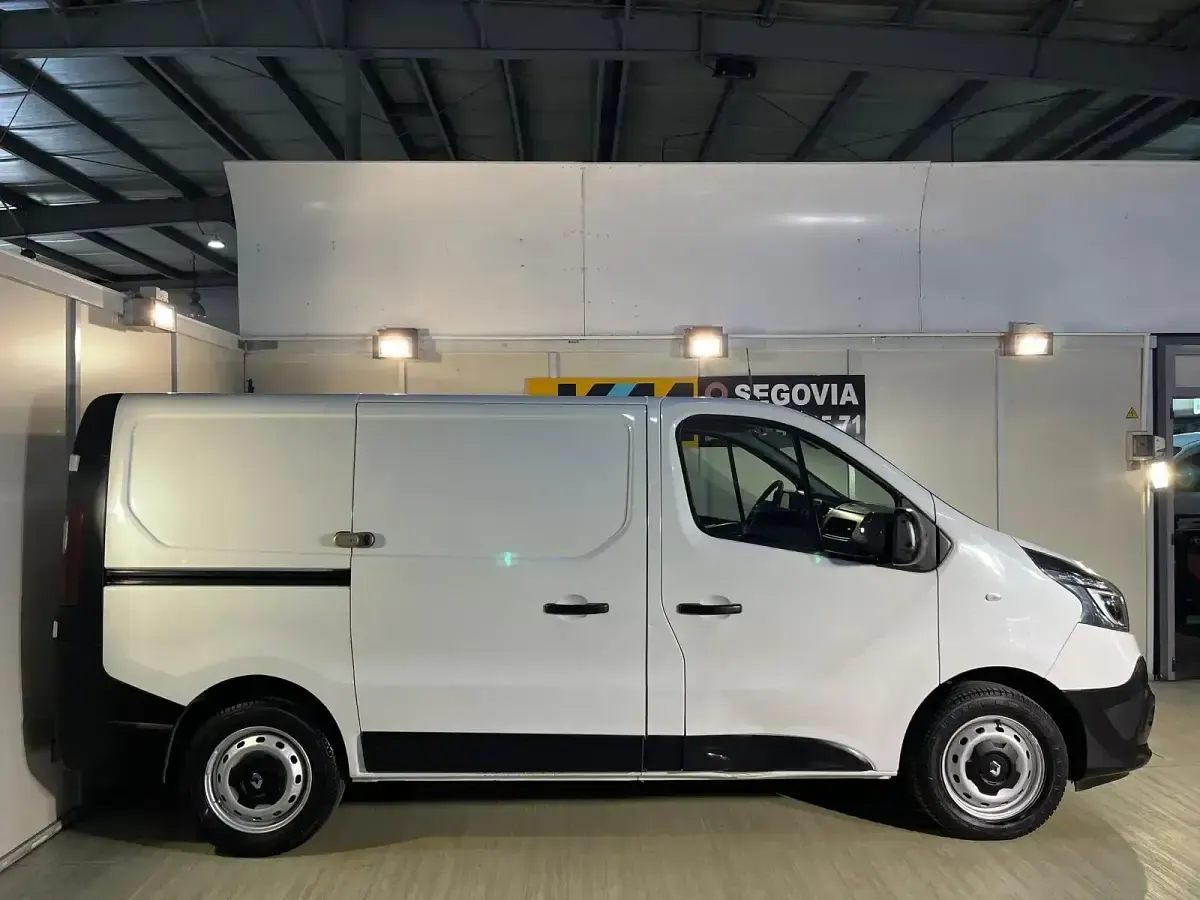 Usado Renault Trafic 120 CV (88 kW) 2021 Blanco Monovolumen