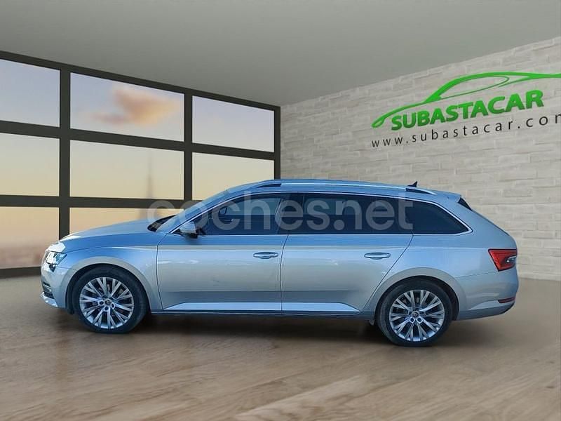 Gris / plata Usado 2022 Skoda Superb Style Familiar | 24.900 € (Caro) - Imagen 1/4