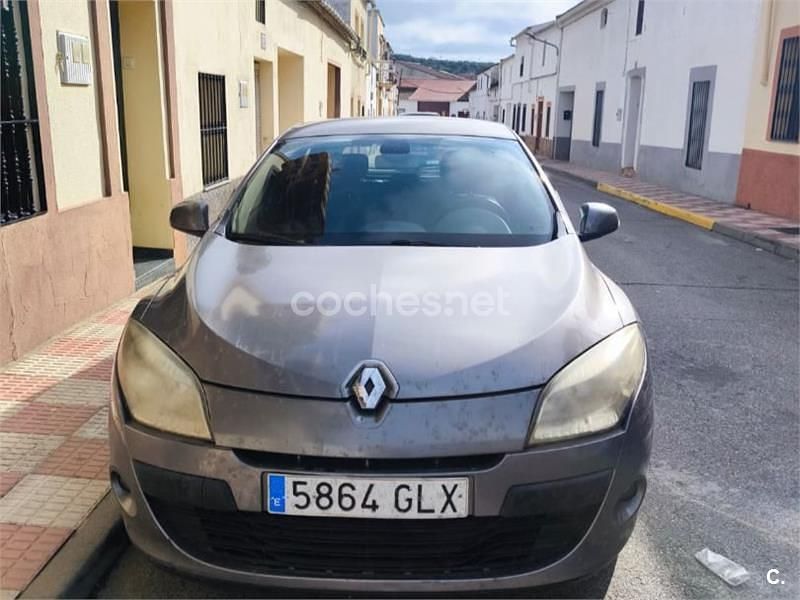 Usado Renault Mégane Dynamique 105 CV (77 kW) 2009 Gris / plata Berlina