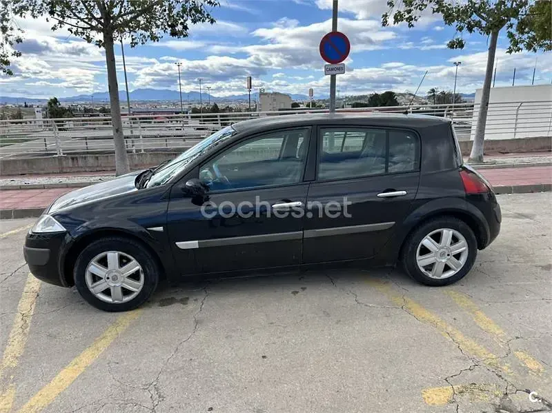 Usado Renault Mégane Authentique 105 CV (77 kW) 2006 Negro Berlina