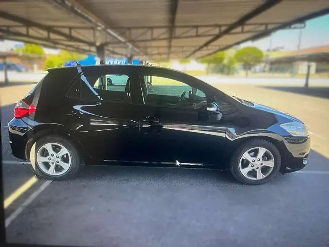 Usado Toyota Auris Active 90 CV (66 kW) 2012 Negro Utilitario
