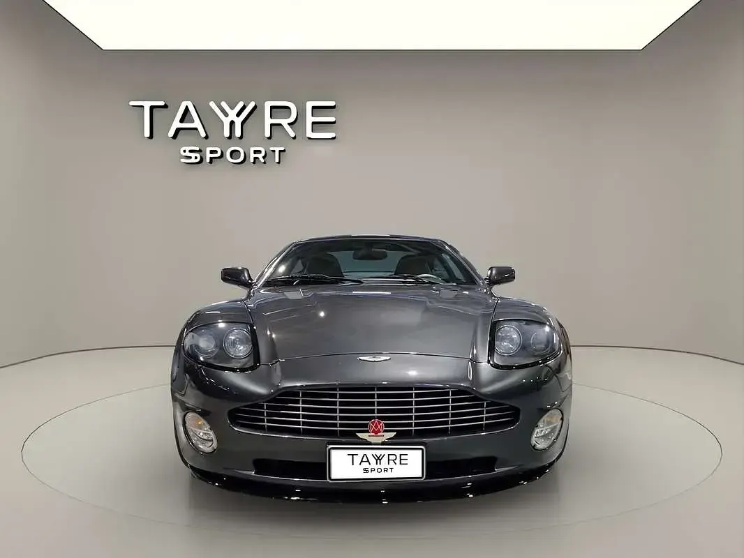 Usado Aston Martin Vanquish 528 CV (388 kW) 2005 Gris / plata Coupe