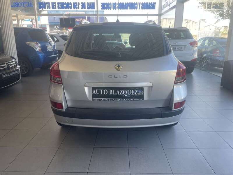 Usado Renault Clio GrandTour Dynamique 88 CV (64 kW) 2012 Plateado Familiar