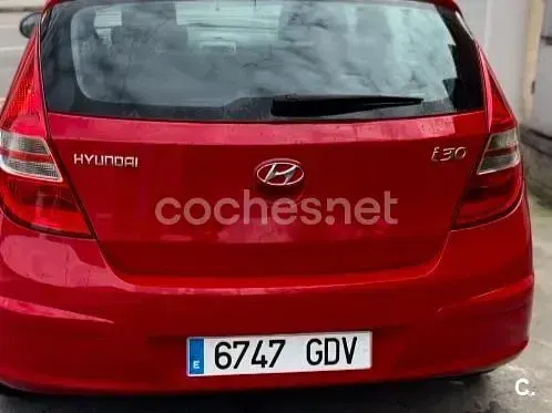 Usado Hyundai i30 Classic 109 CV (80 kW) 2008 Rojo Berlina