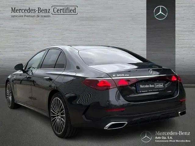 Usado Mercedes E300 313 CV (230 kW) 2025 Gris / plata Berlina