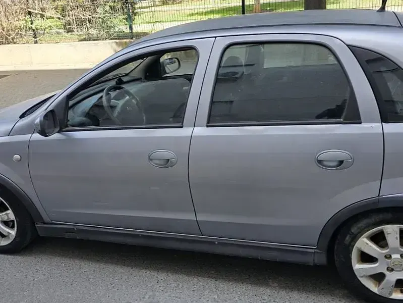 Usado Opel Corsa Enjoy 75 CV (55 kW) 2006 Gris / plata Utilitario