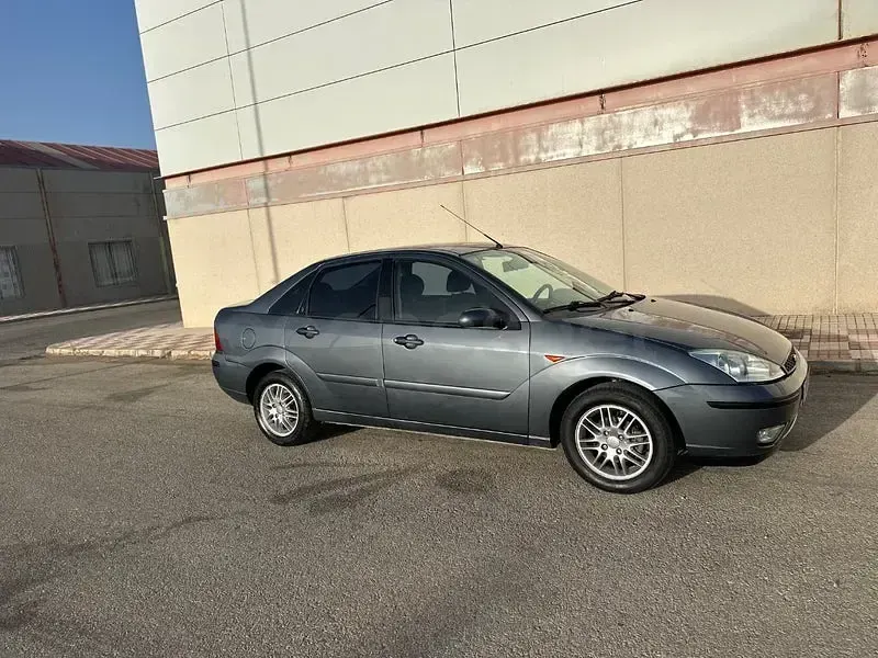 Usado Ford Focus Ghia 100 CV (73 kW) 2002 Gris / plata Berlina