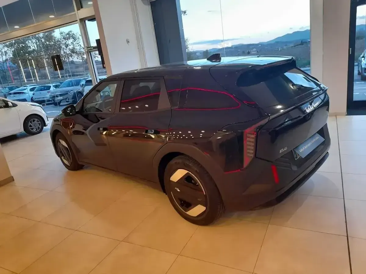 Käytetty Kia EV3 Launch Edition 150 kW (204 HP) 2025 Musta Katumaasturi