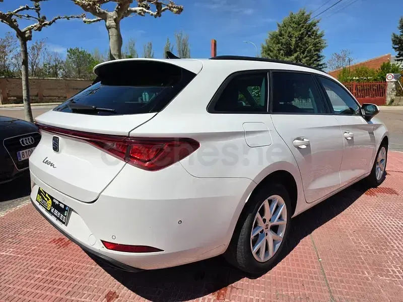 Usado Seat Leon Style 110 CV (80 kW) 2023 Blanco Familiar