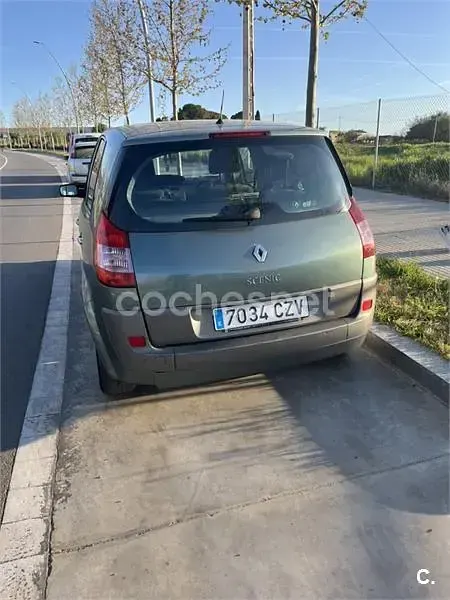 Usado Renault Scenic E-Tech Authentique 115 CV (84 kW) 2004 Gris / plata Monovolumen