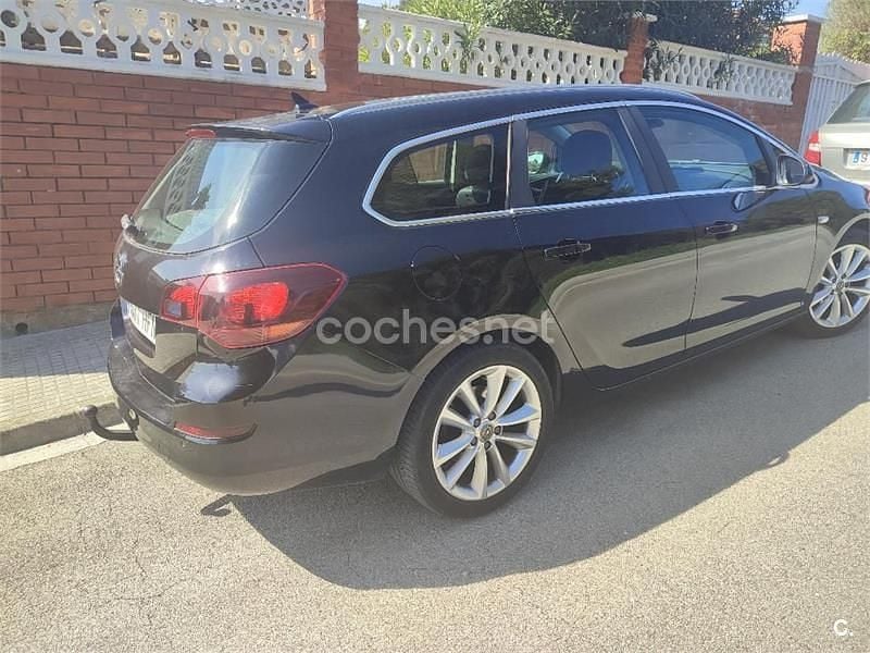 Usado Opel Astra Sport 160 CV (117 kW) 2011 Negro Familiar