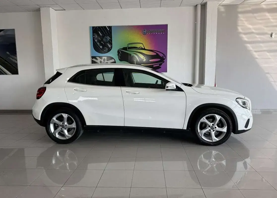 Usado Mercedes GLA180 122 CV (89 kW) 2019 Blanco SUV