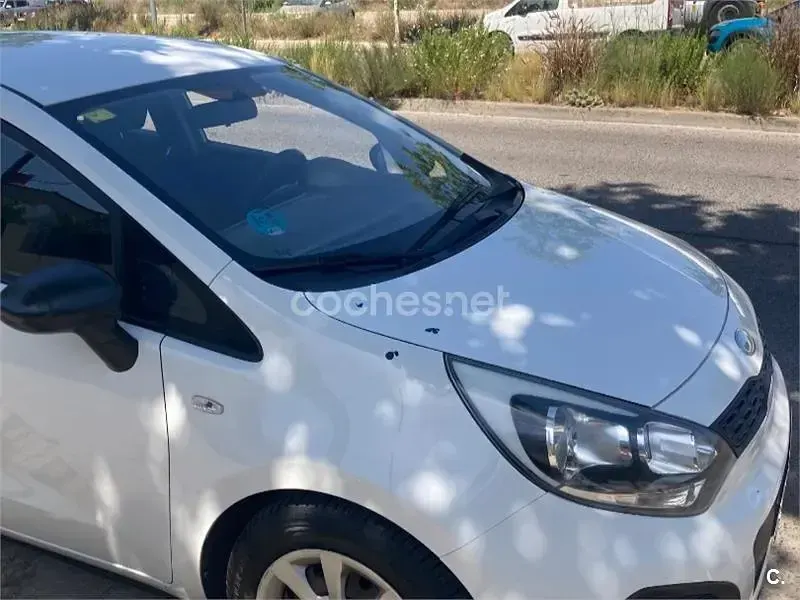 Usado Kia Rio 85 CV (62 kW) 2013 Blanco Berlina