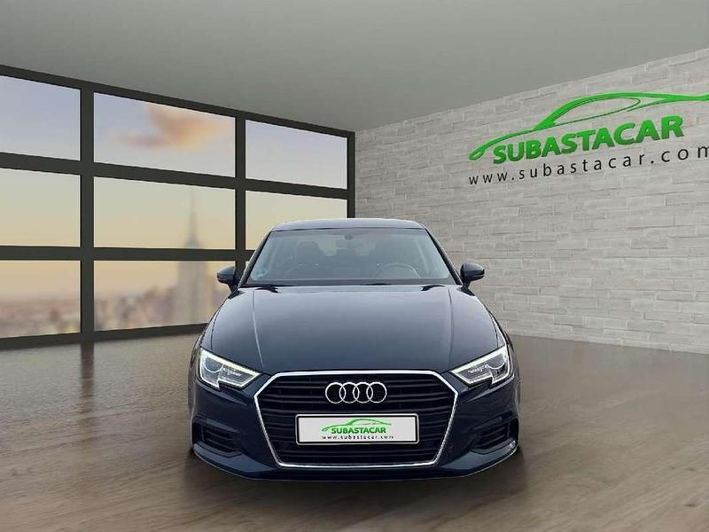 Usado Audi A3 116 CV (85 kW) 2019 Azul Berlina