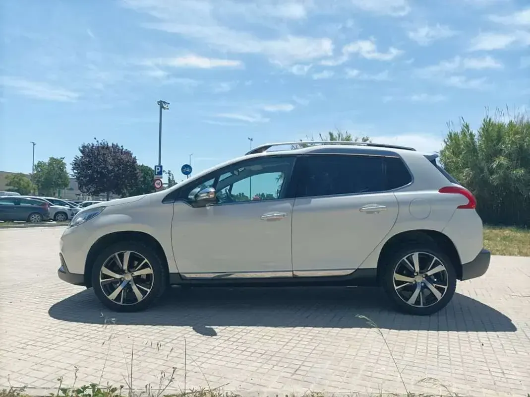 Usado Peugeot 2008 Allure 120 CV (88 kW) 2015 Blanco SUV