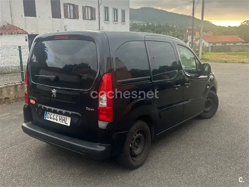 Usado Peugeot Partner Tepee Active 92 CV (67 kW) 2011 Negro Monovolumen