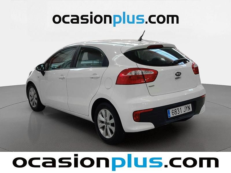 Usado Kia Rio 84 HP (61 kW) 2017 Branco Citadino