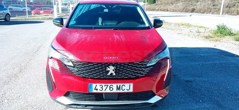 Usado Peugeot 5008 Active 130 CV (95 kW) 2022 Rojo SUV