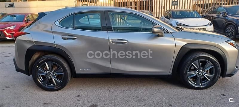 Usado Lexus UX Business Edition 184 CV (135 kW) 2020 Gris / plata SUV