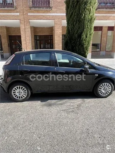 Usado Fiat Punto Pop 75 CV (55 kW) 2013 Negro Utilitario
