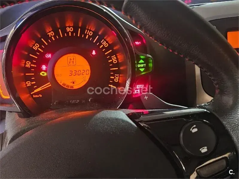 Usado Toyota Aygo X-play 69 CV (50 kW) 2016 Blanco Utilitario
