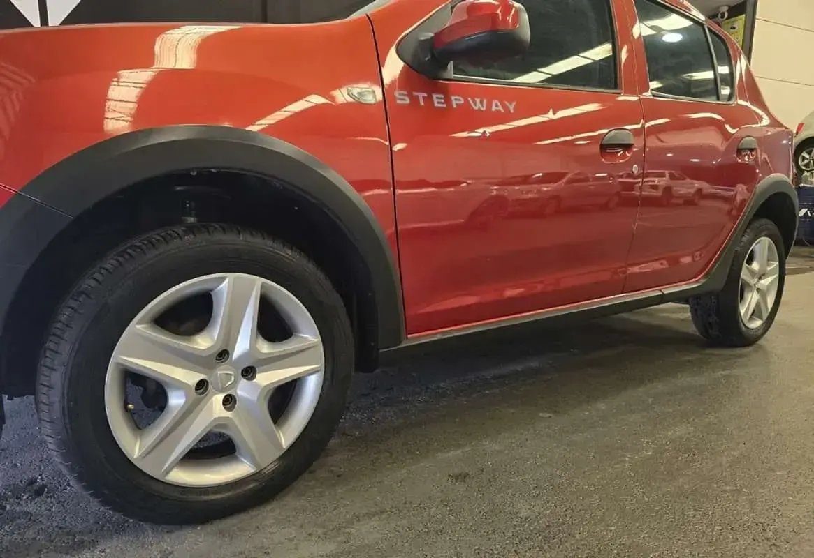 Usado Dacia Sandero Stepway 90 CV (66 kW) 2015 Rojo Utilitario