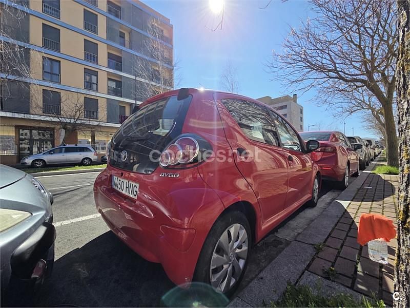 Usado Toyota Aygo City 68 CV (50 kW) 2012 Rojo Utilitario