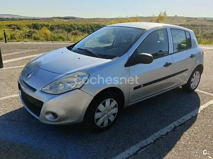 Usado Renault Clio IV 75 CV (55 kW) 2012 Gris / plata Berlina