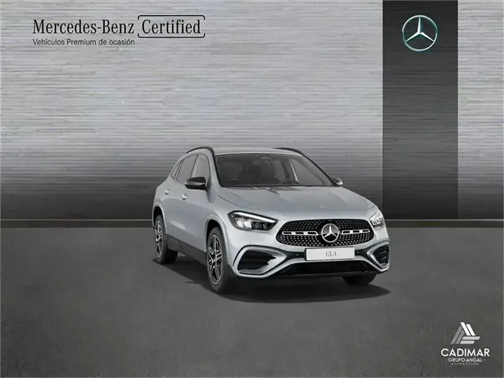 Usado Mercedes GLA200 AMG line 150 CV (110 kW) 2024 Gris SUV