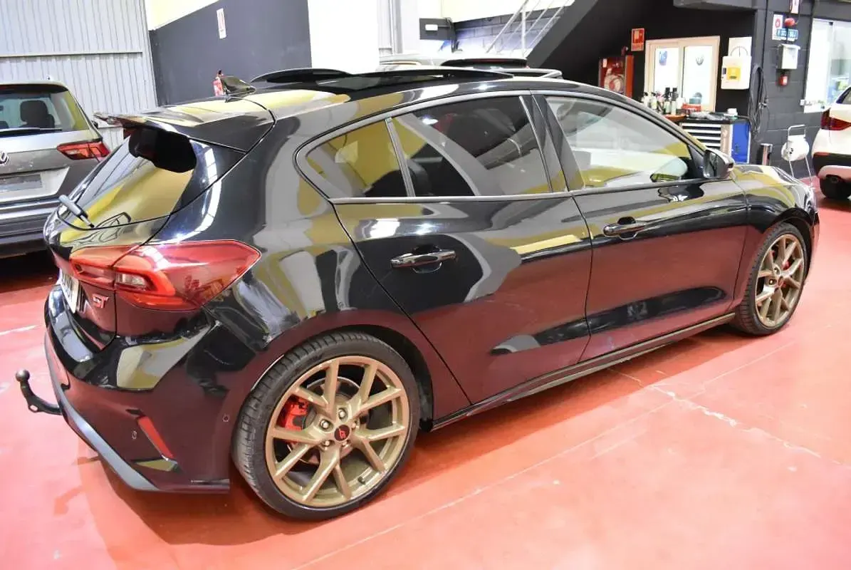 Usado Ford Focus ST 280 CV (205 kW) 2022 Negro Utilitario