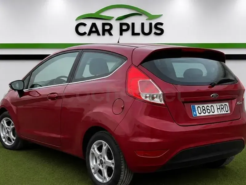 Usado Ford Fiesta Trend 95 CV (69 kW) 2013 Violeta / lila Berlina