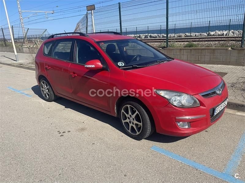 Usado Hyundai i30 Comfort 90 CV (66 kW) 2010 Rojo Familiar