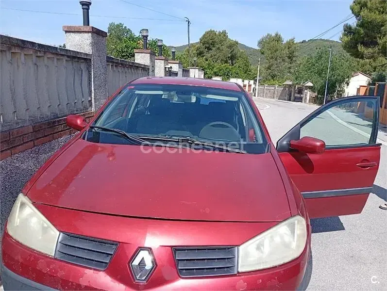Usado Renault Mégane Dynamique 120 CV (88 kW) 2005 Rojo Berlina