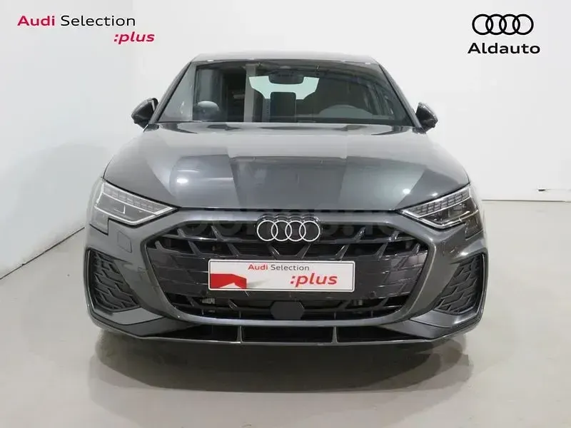 Usado Audi A3 204 CV (150 kW) 2025 Gris / plata Berlina