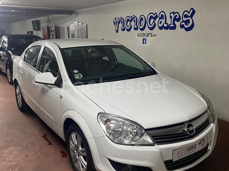 Usado Opel Astra Edition 110 CV (80 kW) 2011 Blanco Berlina