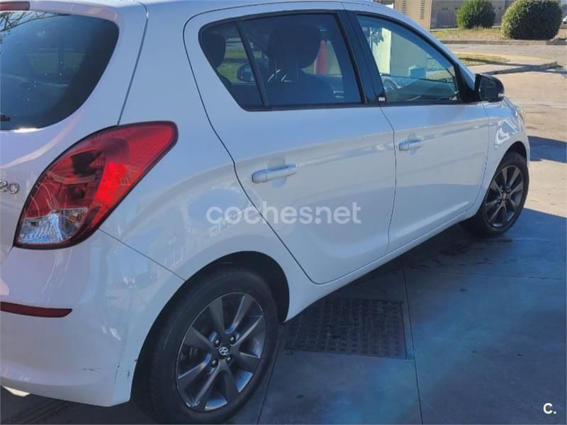 Usado Hyundai i20 85 CV (62 kW) 2014 Blanco Berlina