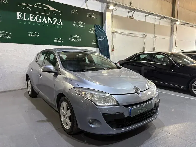 Usado Renault Mégane III Dynamique 105 CV (77 kW) 2008 Gris / plata Berlina