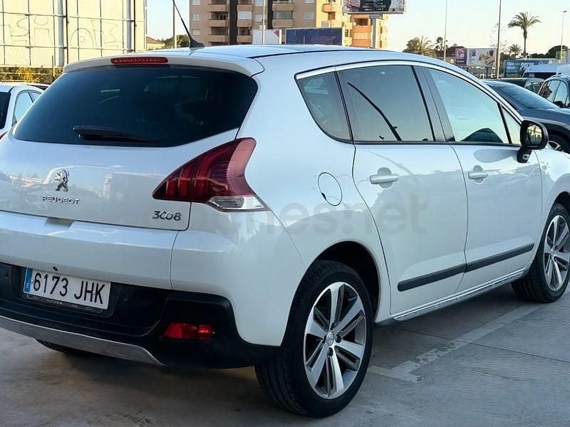 Usado Peugeot 3008 Allure 120 CV (88 kW) 2015 Blanco Familiar