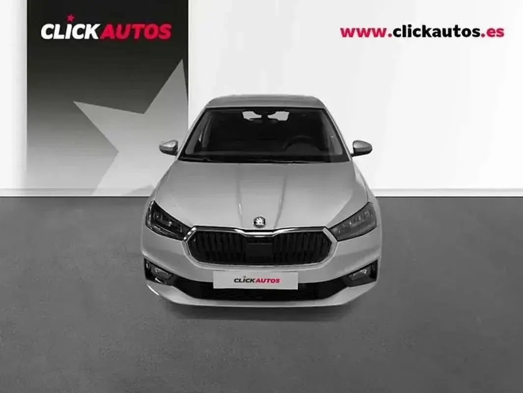 Usado Skoda Fabia Selection 95 CV (69 kW) 2025 Plateado Utilitario