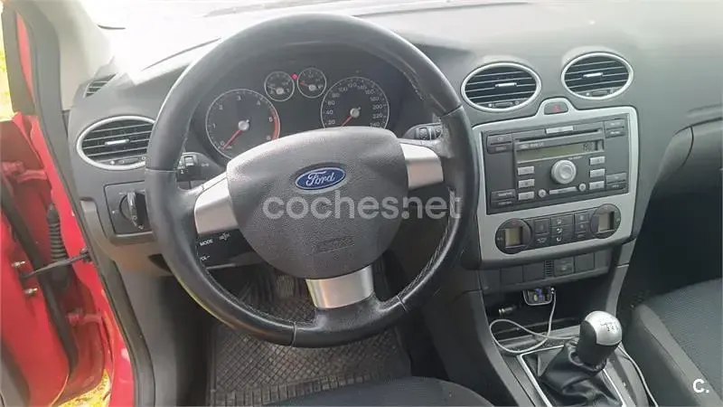 Usado Ford Focus Sport 136 CV (100 kW) 2005 Rojo Berlina