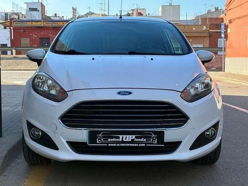 Usado Ford Fiesta Trend 101 CV (74 kW) 2015 Blanco Utilitario
