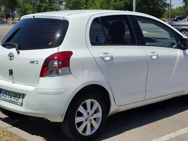Usado Toyota Yaris Connect Style 101 CV (74 kW) 2011 Blanco Utilitario