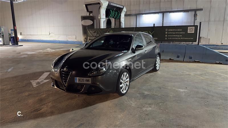 Usado Alfa Romeo Giulietta Distinctive 140 CV (102 kW) 2012 Gris / plata Berlina